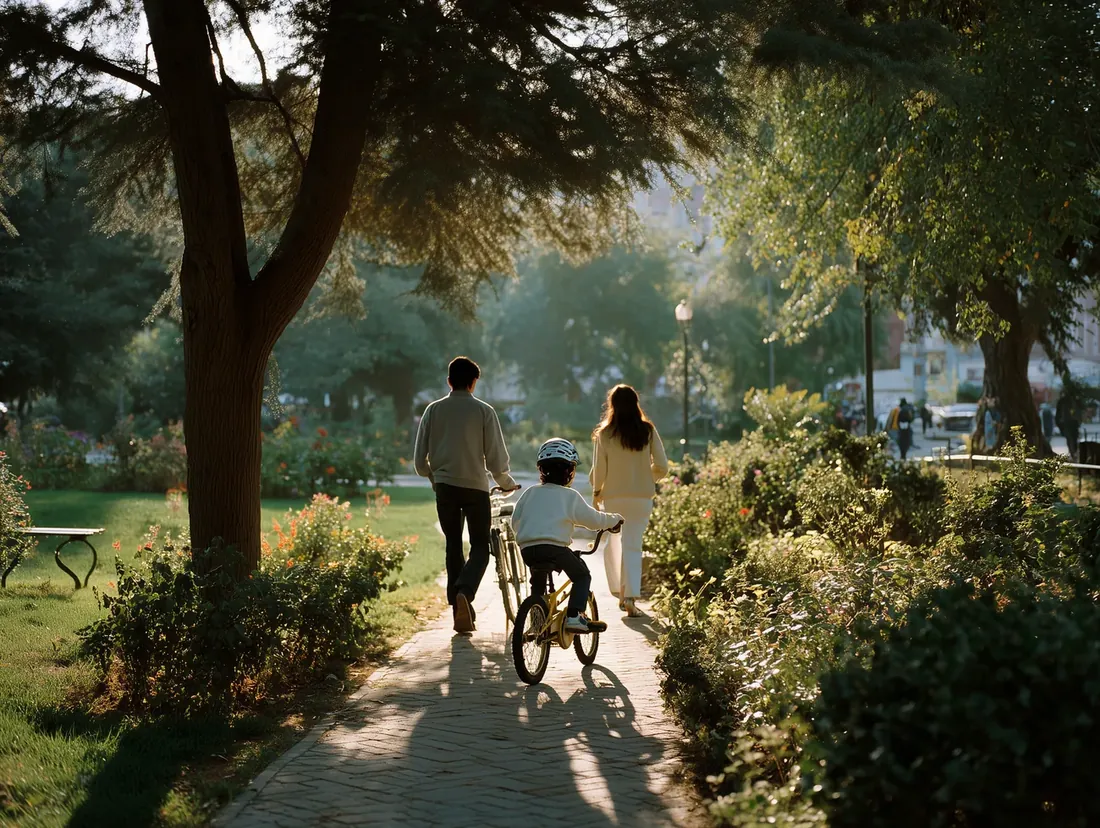 Familie beim Fahrradfahren im Park.